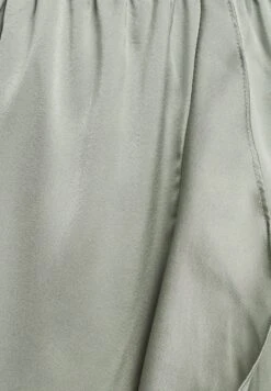 Tussah Jan- Maxi-Jurk - Sage Green 11 Tussah Jan- Maxi-Jurk - Sage Green -Tussah 4a8aa5af2676449fbb57ba1a88226694