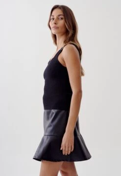 Tussah Sarah - Top - Black 10 Tussah Sarah - Top - Black -Tussah b4ca96e0e66e4c21aff6b9e9c78751f7